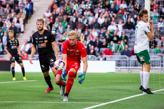 Örebros målvakt Jacob Rinne tar hand om bollen