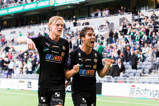 Örebros Karl Holmberg och Nordin Gerzic jublar