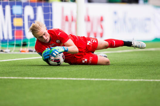 Örebros målvakt Jacob Rinne med en räddning
