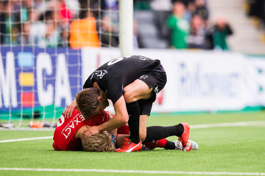 Örebros Martin Broberg tackar målvakt Jacob Rinne