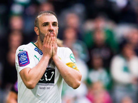 Hammarbys Kennedy Bakircioglu tar sig för munnen