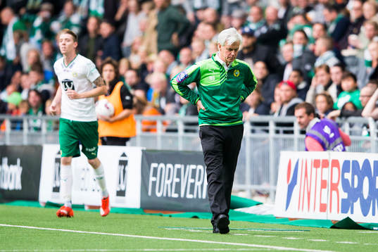 Hammarbys tränare Nanne Bergstrand ser missnöjd ut