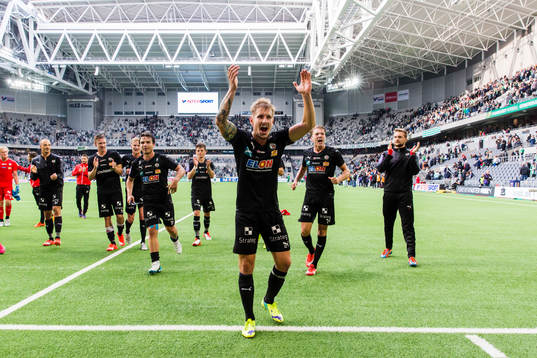 Örebros Daniel Björnqvist och hans lagkamrater firar med