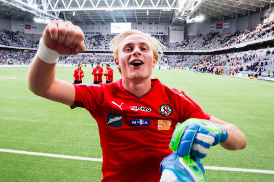 Örebros målvakt Jacob Rinne firar med supportrarna