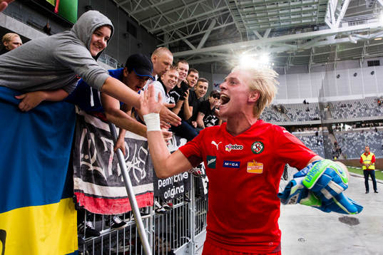 Örebros målvakt Jacob Rinne firar med supportrarna