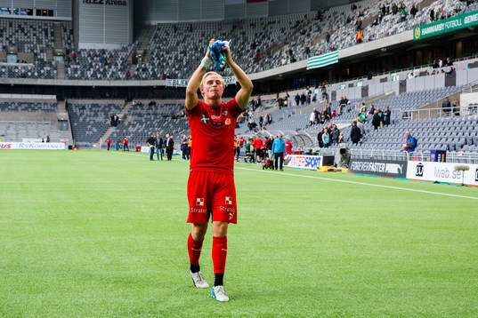 Örebros målvakt Jacob Rinne firar med supportrarna
