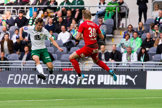 Hammarbys Jakob Orlov och Örebros målvakt Jacob Rinne