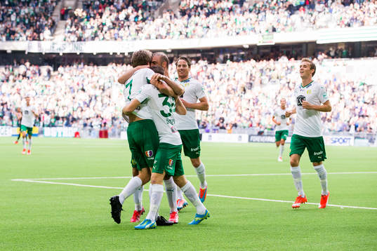 Hammarbys Jakob Orlov gratuleras av Måns Söderqvist,