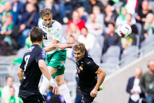 Hammarbys Fredrik Torsteinbö med en nick förbi Örebros