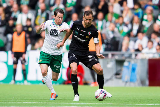 Hammarbys Johan Persson i kamp om bollen med Örebros