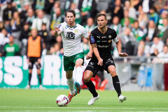 Hammarbys Johan Persson i kamp om bollen med Örebros