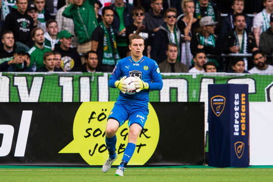 Hammarbys målvakt Ögmundur Kristinsson med bollen