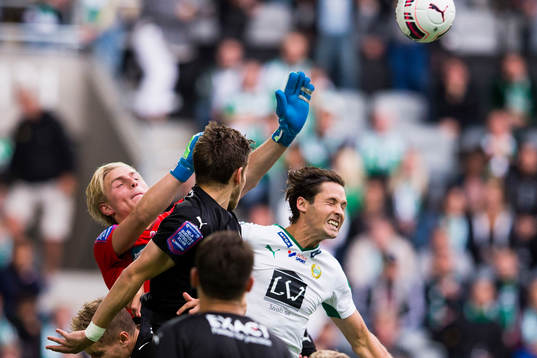 Örebros målvakt Jacob Rinne får bort bollen