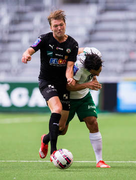 Örebros Martin Broberg trycker bort Hammarbys Stefan Batan