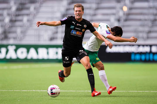Örebros Martin Broberg trycker bort Hammarbys Stefan Batan