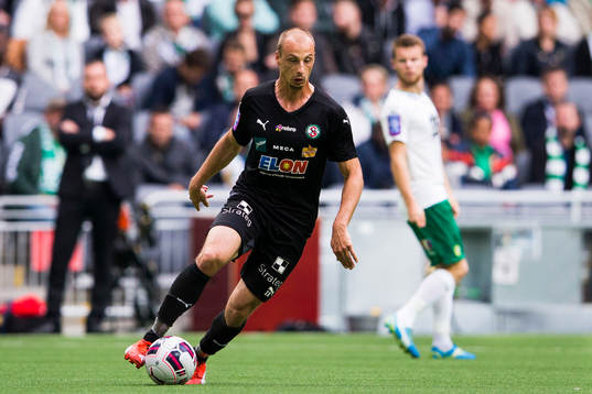 Örebros Pär Eriksson med bollen