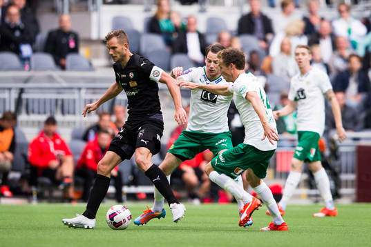 Örebros Robert Åhman Persson jagas av Hammarbys Johan