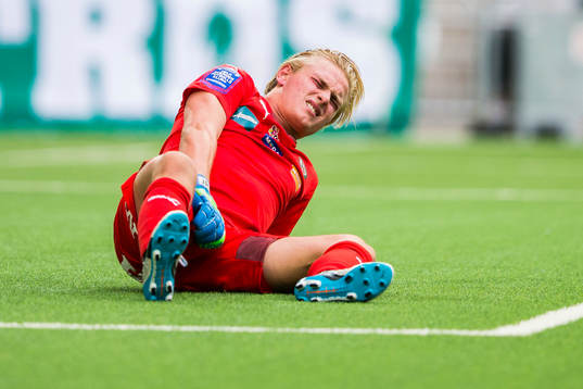 Örebros målvakt Jacob Rinne grinar illa