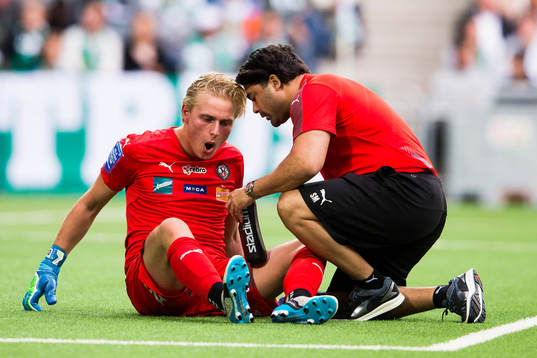 Örebros målvakt Jacob Rinne grinar illa