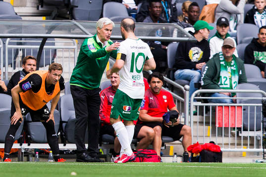 Hammarbys tränare Nanne Bergstrand talar med Hammarbys