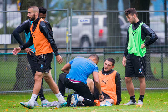Malmö FFs Agon Mehmeti ligger skadad på och får vård av