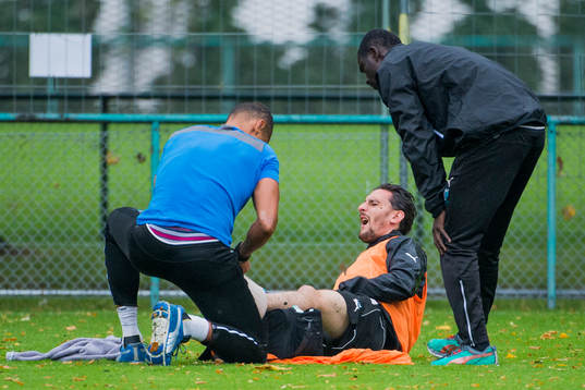 Malmö FFs Agon Mehmeti ligger skadad på och får vård av