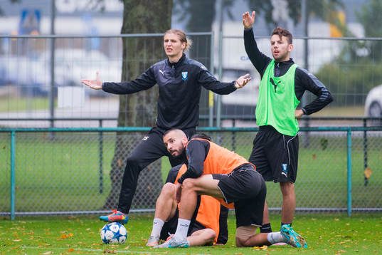 Malmö FFs Agon Mehmeti ligger skadad och lagkamraterna