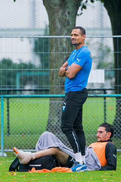 Malmö FFs Agon Mehmeti ligger skadad på och övervakas av