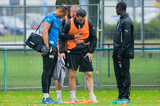 Malmö FFs Agon Mehmeti kramas om av Guillermo Molins efte