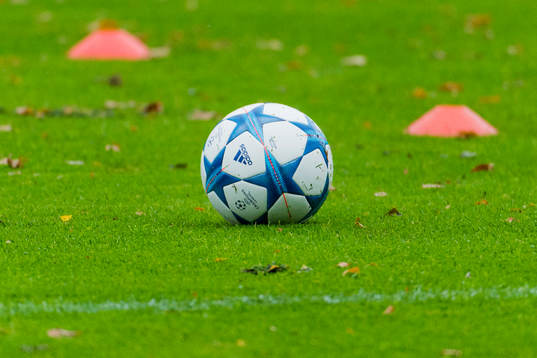 En Champions League fotboll liger på marken