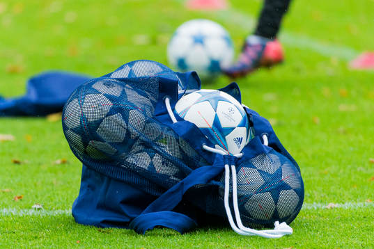 Ett nät med Champions League fotbollar ligger på marken
