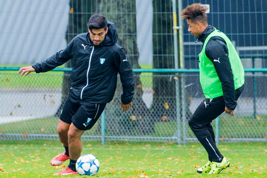 Malmö FFs Mahmut Özen bevakas av Tobias Sana
