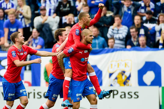 Helsingborgs Jordan Larsson på axlarna på målskytten