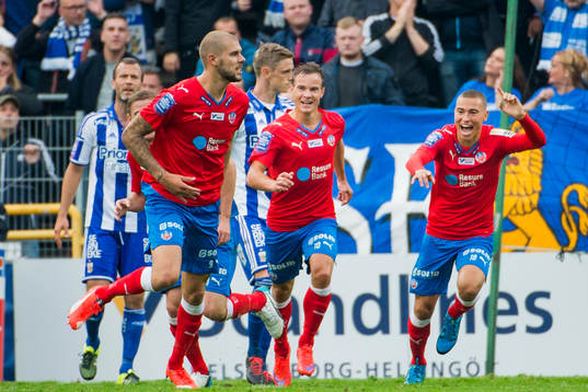 Helsingborgs Robin Simovic (tv) firas av Anton Wede och