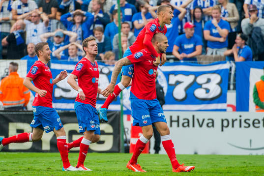 Helsingborgs Robin Simovic (tv) firas av Jordan Larsson