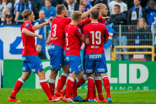 Helsingborgs Robin Simovic firas av lagkamraterna