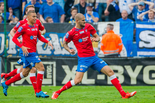 Helsingborgs Robin Simovic (th) firar