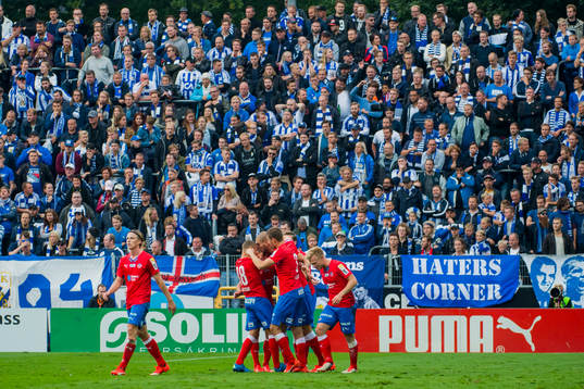 Helsingborgs Robin Simovic firas av lagkamraterna