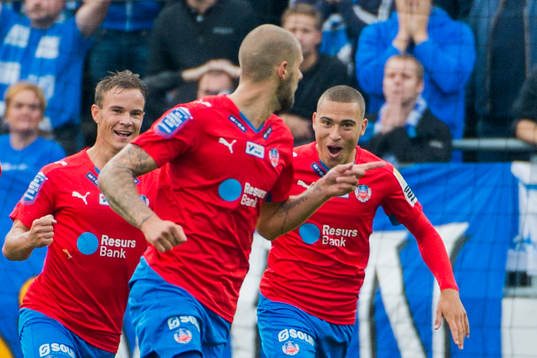 Helsingborgs Robin Simovic (mitten) firas av Anton Wede och