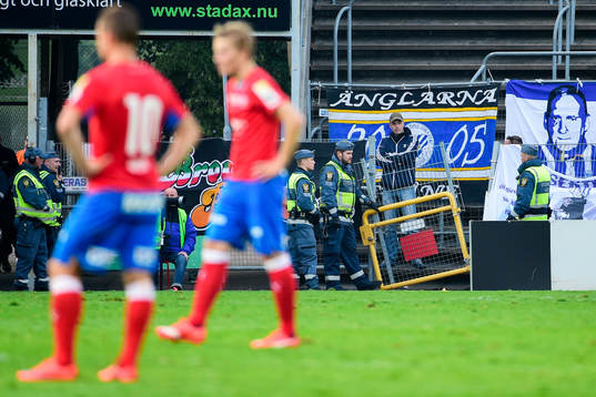 Spelet är avbrutet då en grind till IFK Göteborgs klack