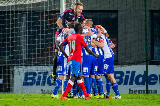 IFK Göteborgs målvakt John Alvbåge firar segern med laget