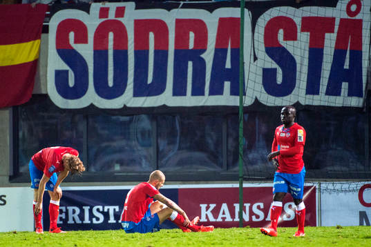 Helsingborgs Robin Simovic (mitten) deppar