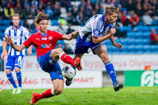 Helsingborgs Carl Johansson jagar IFK Göteborgs Mikael