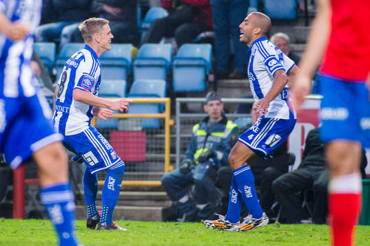 IFK Göteborgs Sören Rieks kramas om av Haitam Aleesami