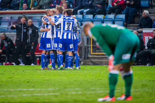 Helsingborgs målvakt Pär Hansson deppar framför IFK