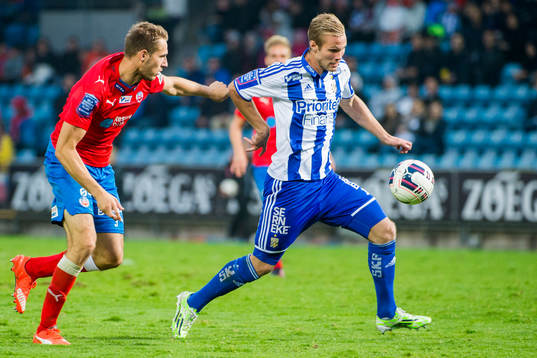 Helsingborgs Frederik Helstrup Jensen jagar IFK Göteborgs