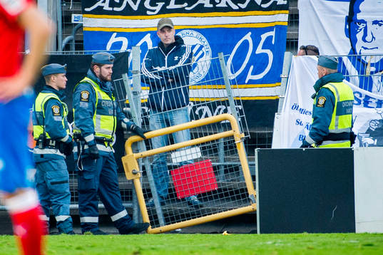 En grind har lossnat på ståplatsläktaren för