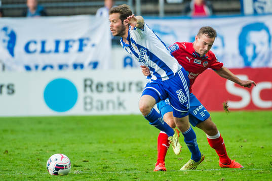 IFK Göteborgs Emil Salomonsson hålls fast av Helsingborgs