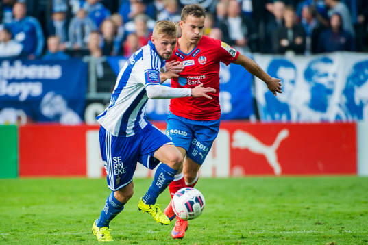 IFK Göteborgs Sebastian Eriksson jagas av Helsingborgs
