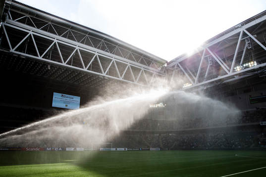 Bevattning av plan på Tele2 Arena